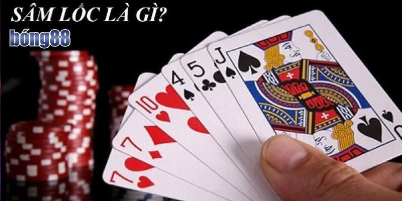 Người chơi tập trung suy nghĩ chiến thuật trong ván Sâm Lốc kịch tính.